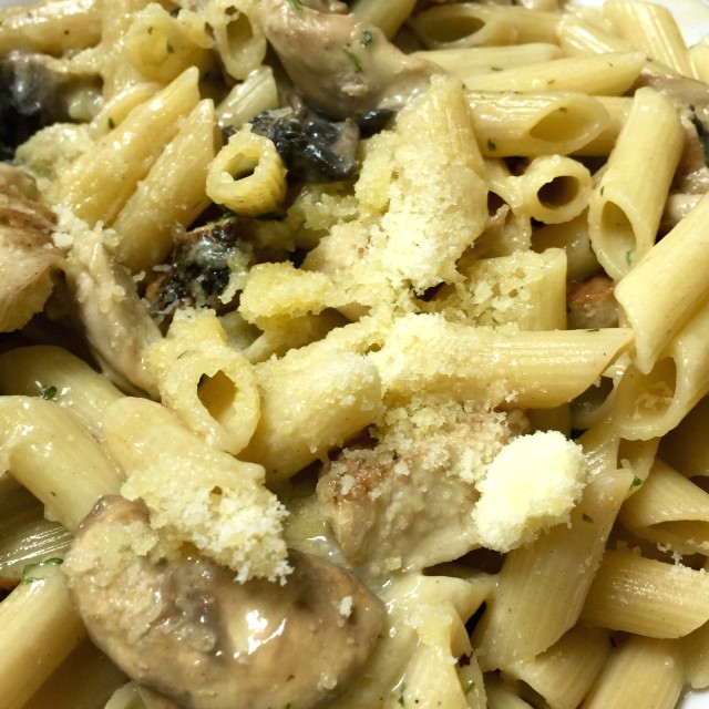 Rigatoni con pollo y champiñones 