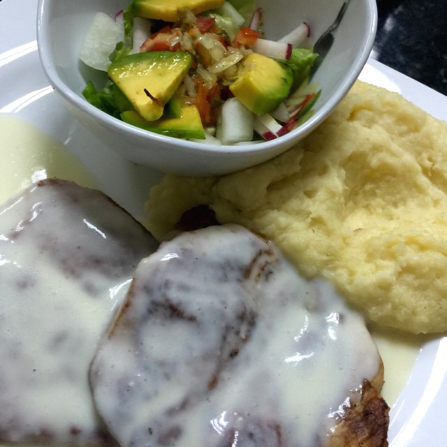 Pollo en salsa de queso con pure y ensalada 
