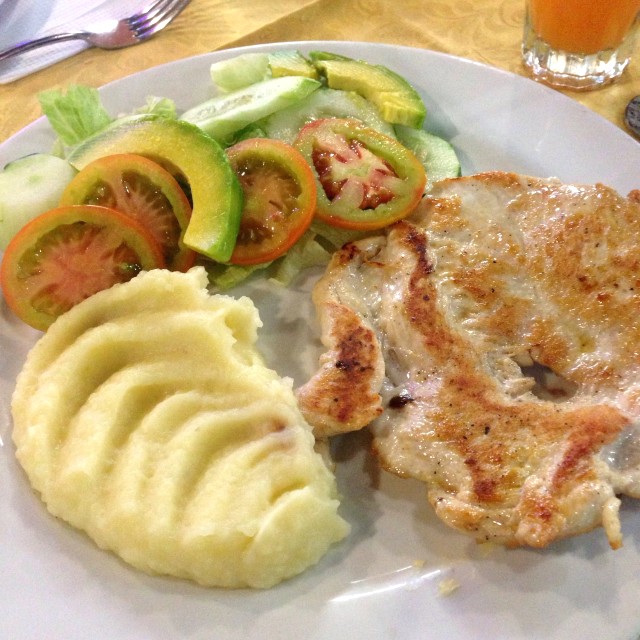 Pollo a la plancha pure y ensalda mixta 