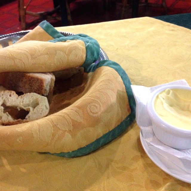 Pan con mantequilla cortesia