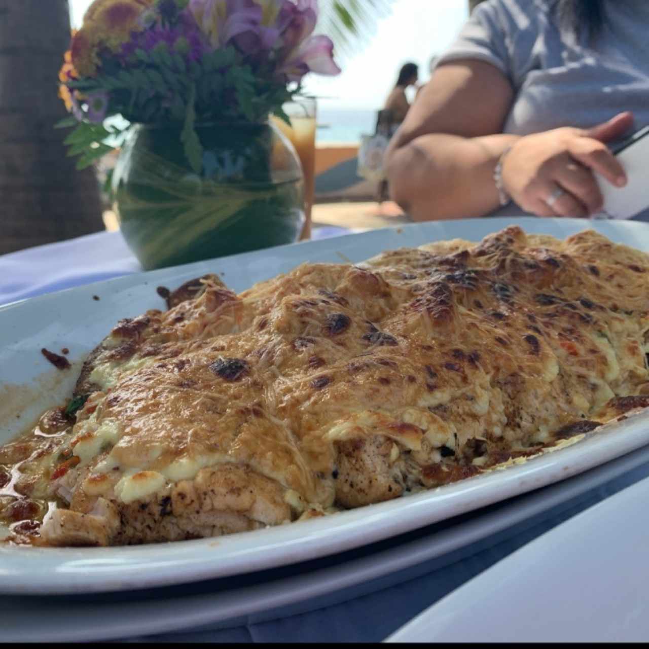 pescado gratinado con langostinos encima 