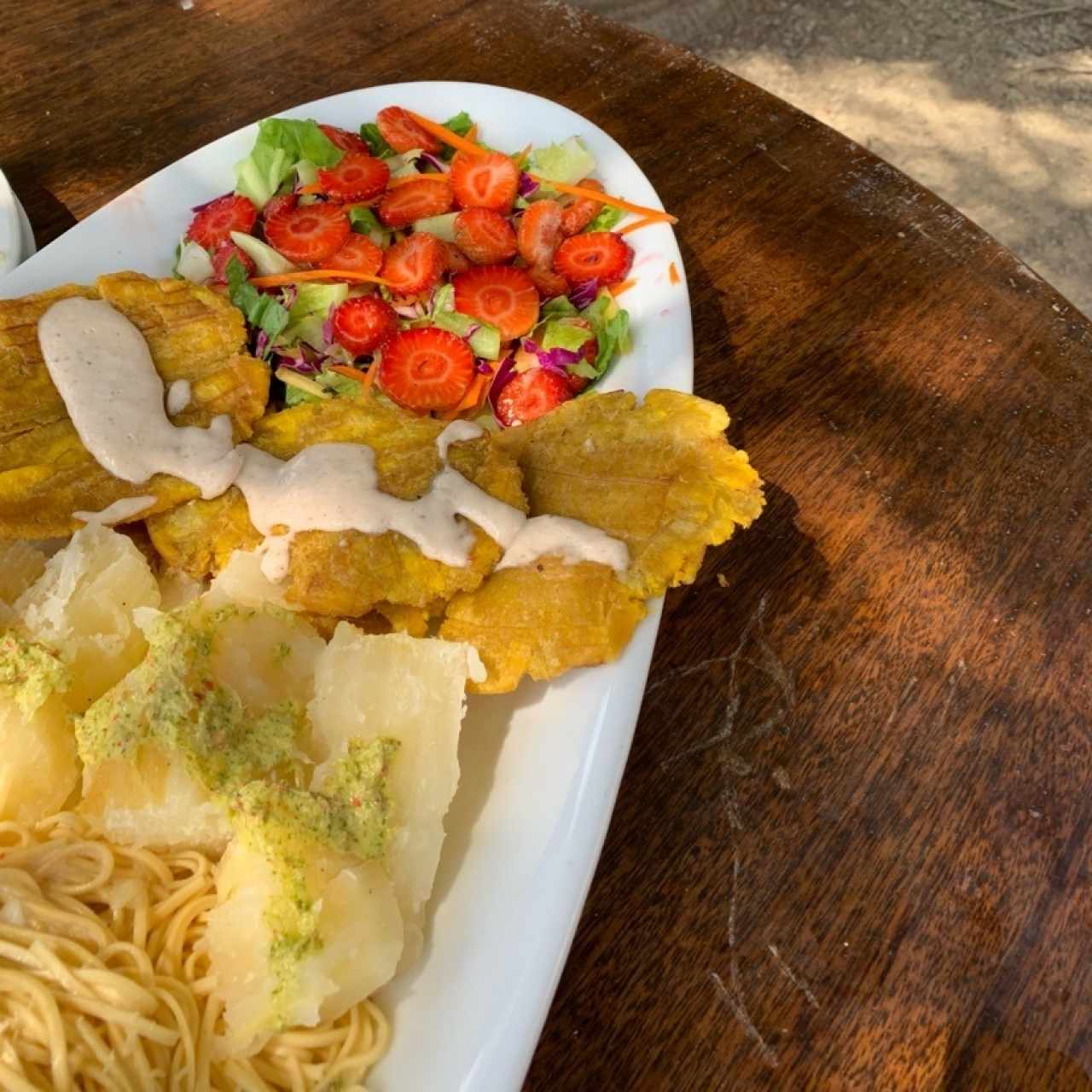 acompañantes de la rueda gratinada (pasta, yuca, tostones, ensalada)