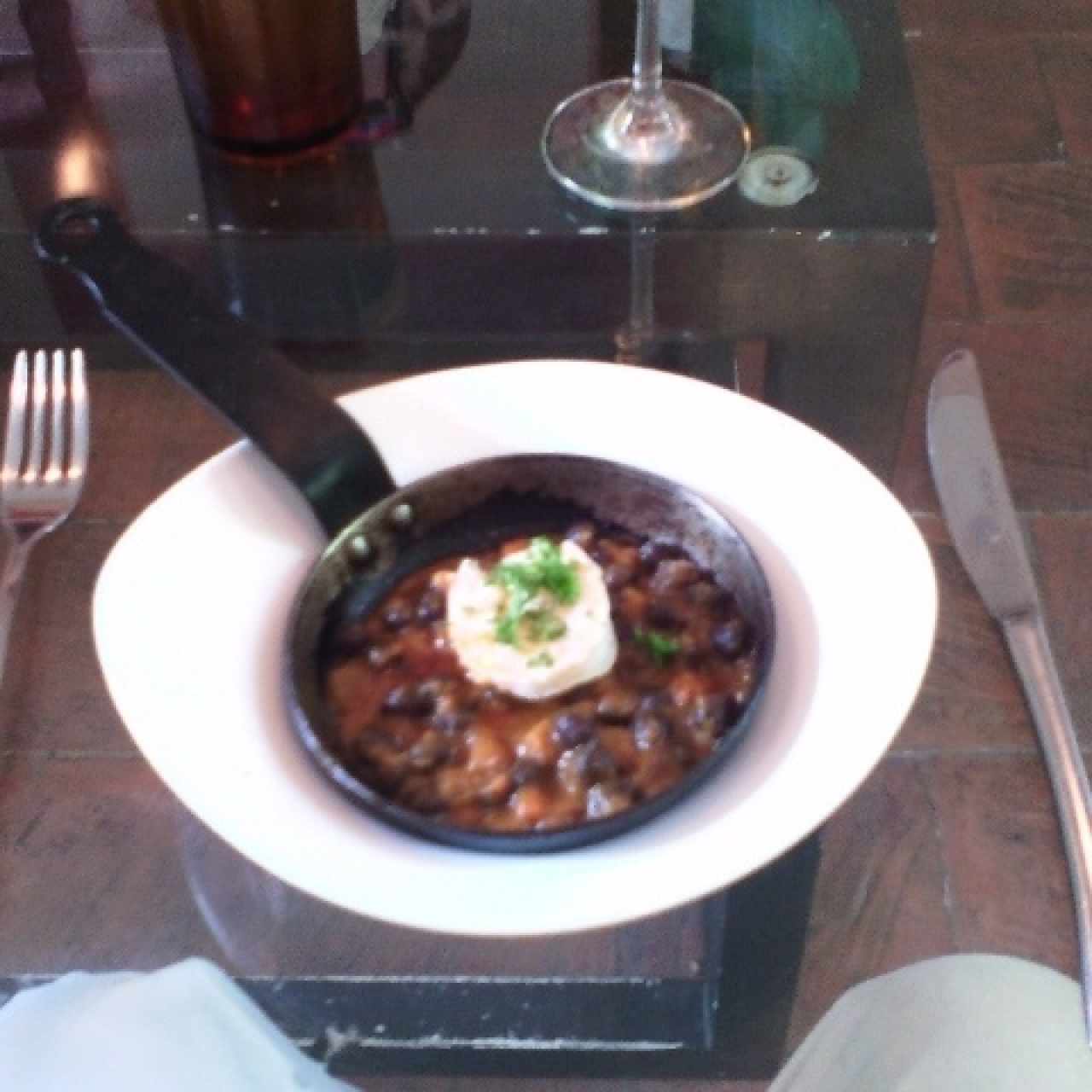 langostino asados en su jugo sobre cazuela de garbanzos negros con chorizo ibérico