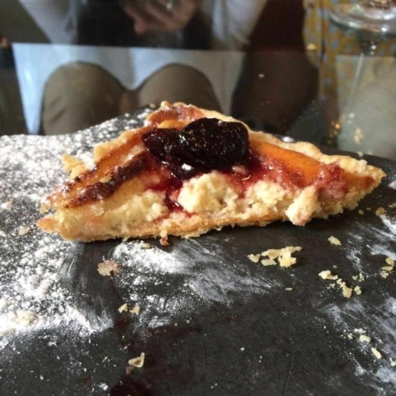 tarta de queso fresco y cerezas