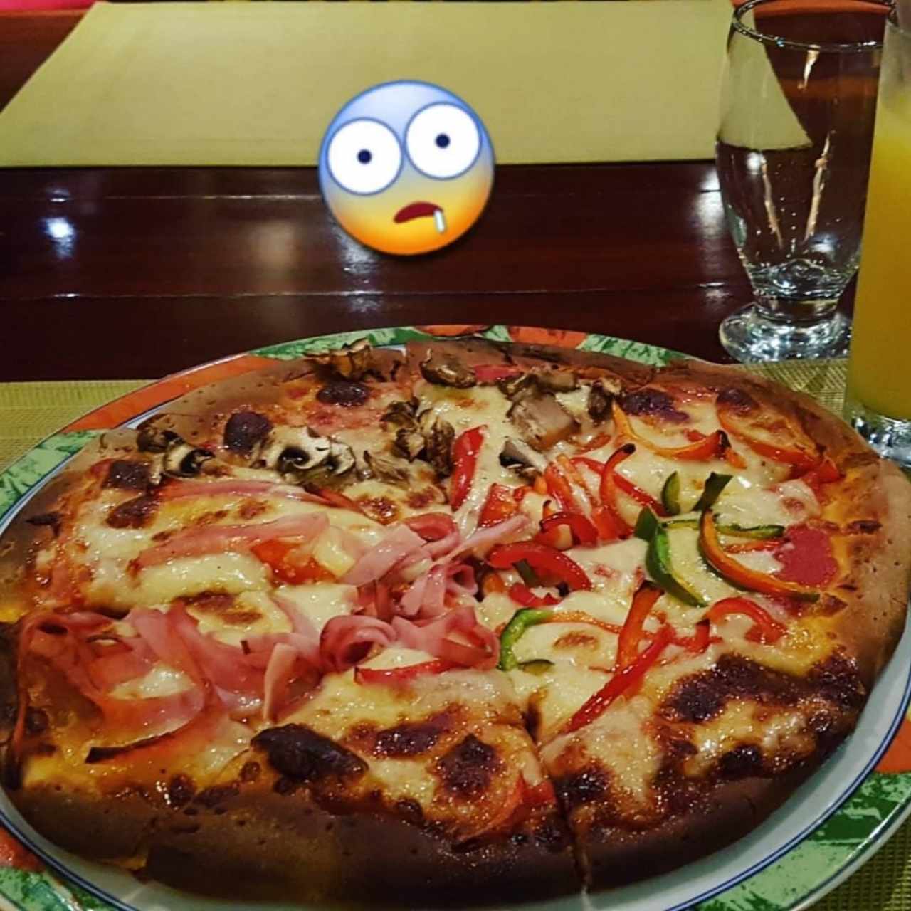 Pizza horneada al carbón.