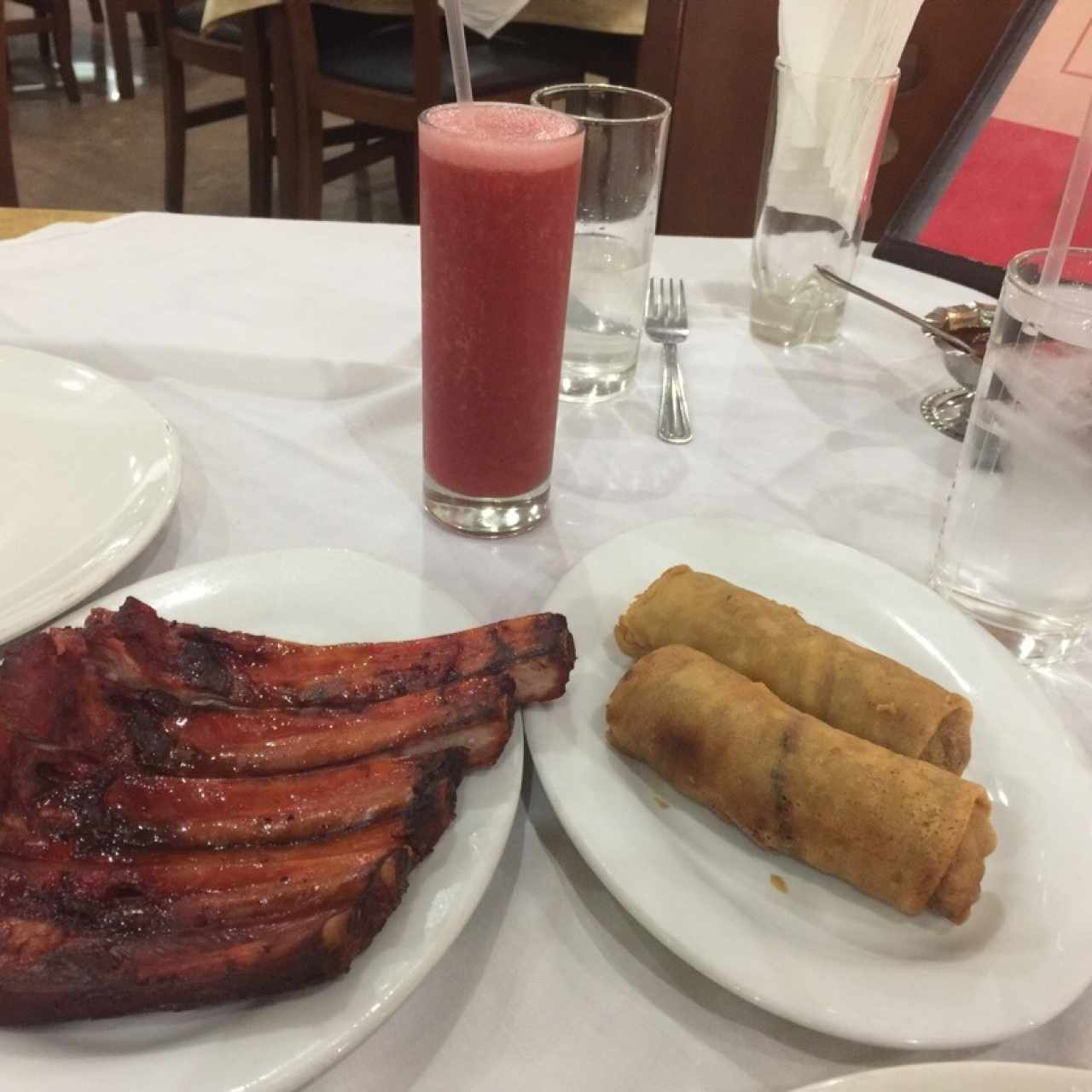 Lumpias, Costillas y Jugo de Fresas