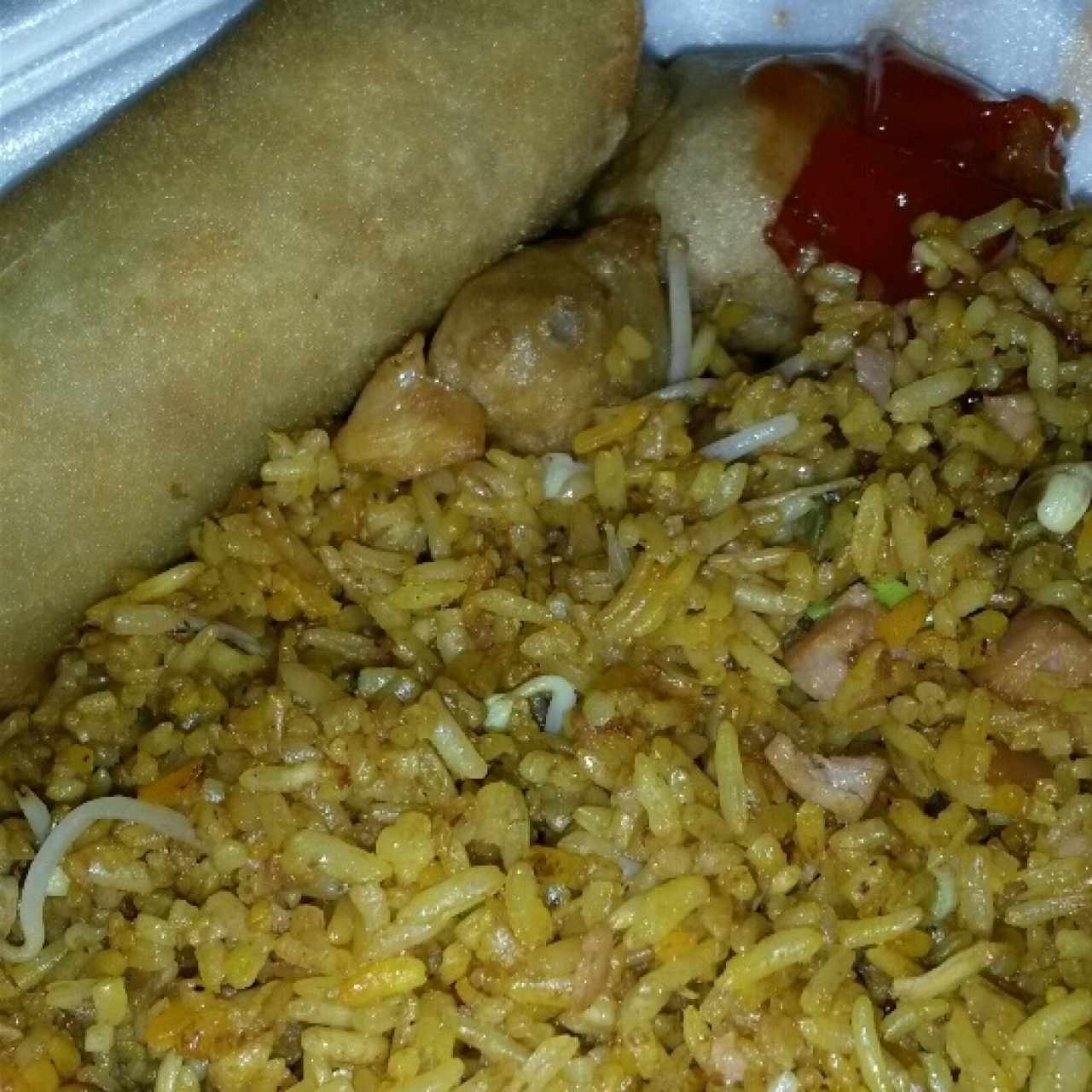 Arroz Frito, Lumpia y Pollo Agridulce. 