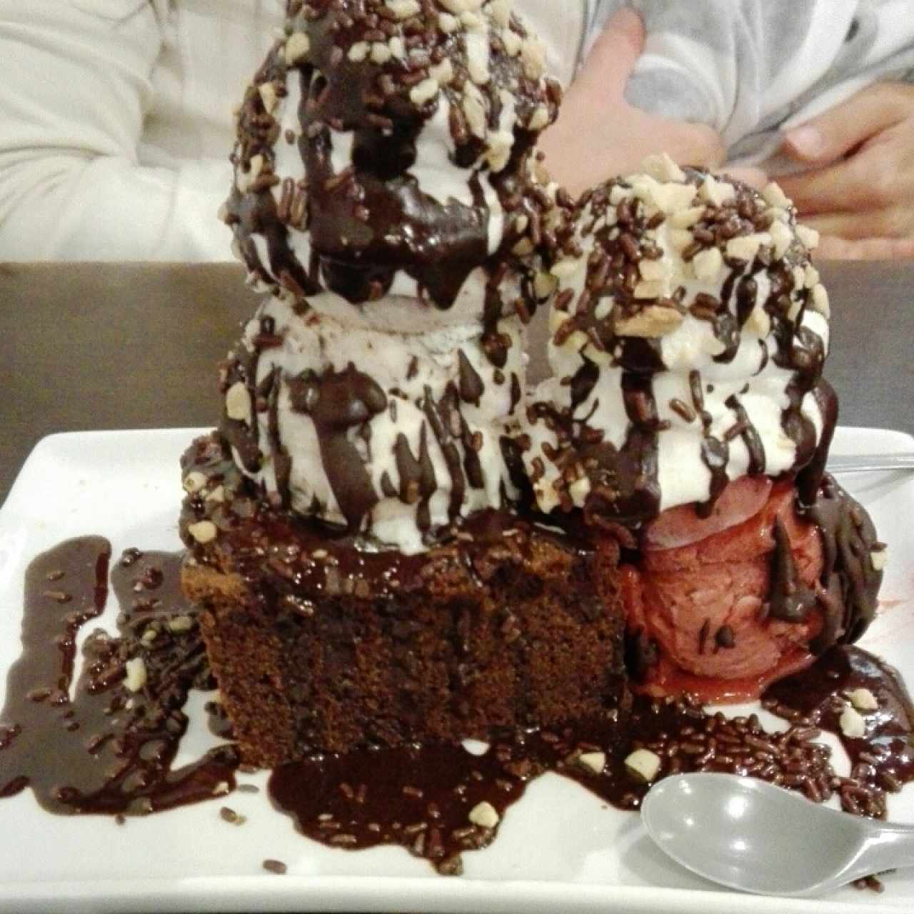 brownie con helado