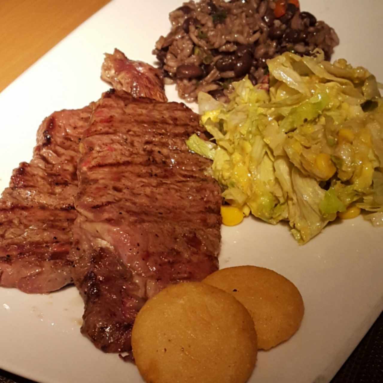 Churrasco de solomo con ensalada y congrí