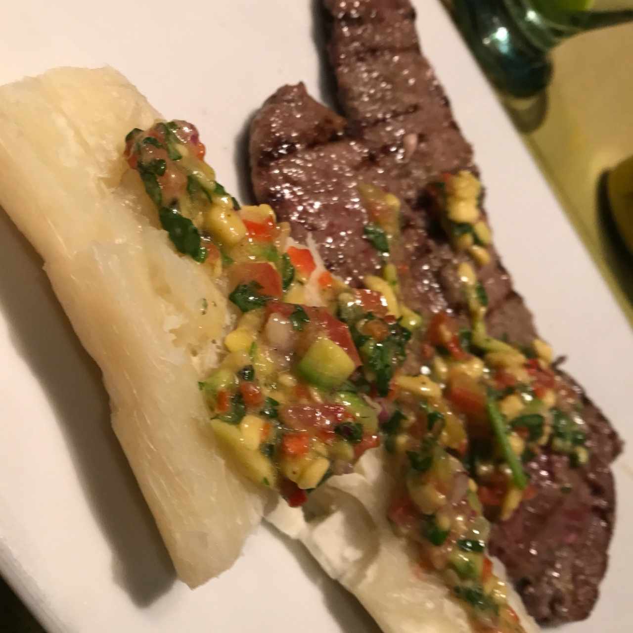 Yuca hervida, chimichurri y Bife de chorizo