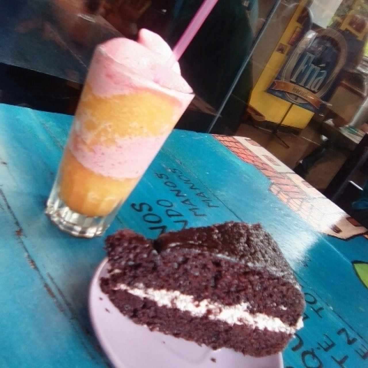 Batido de Mora y Durazno y Torta de Chocolate