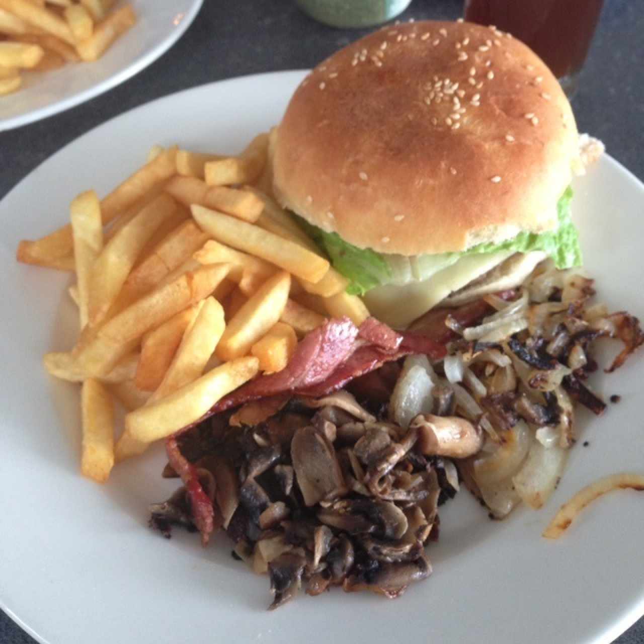 hamburguesa con champiñones, tocineta y cebollas sofritas 