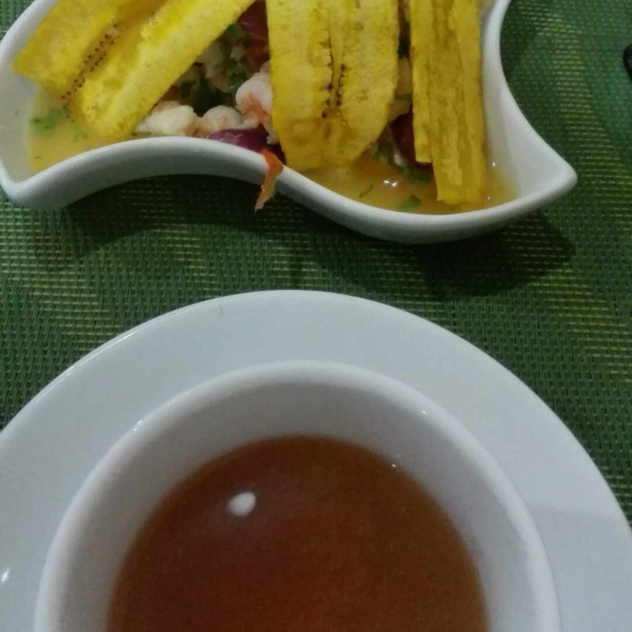 ceviche + consomé de camarones