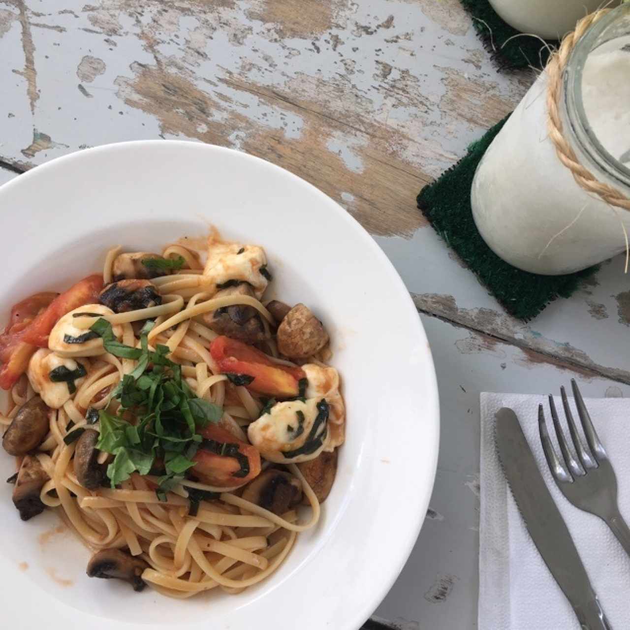 Linguini con champiñones, mozarella y tomate al filetto con limonada de coco. 
