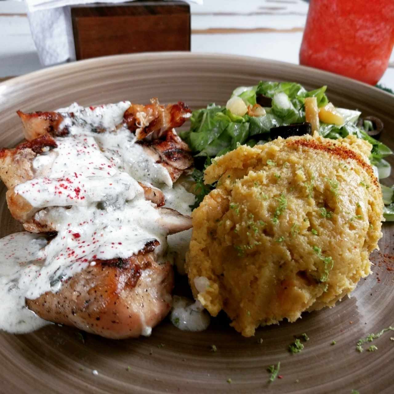 Pollo en salsa de queso azul con puré de platano y ensalada de piña. 