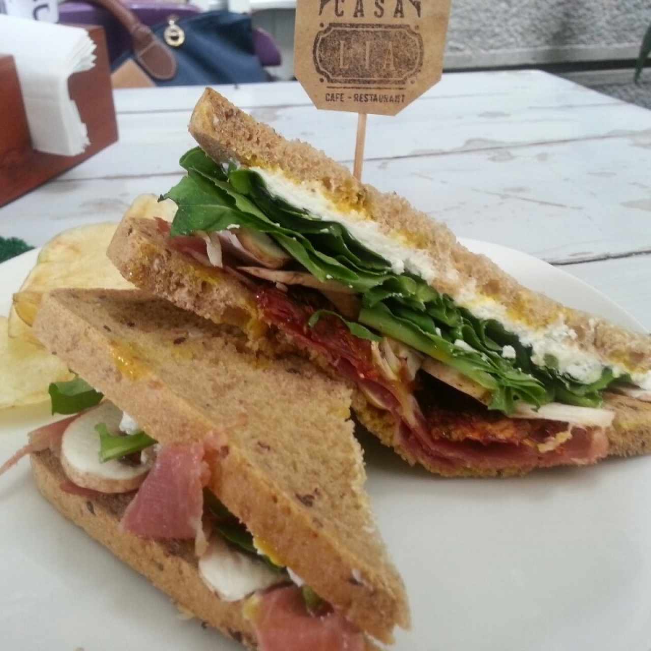 sándwich de jamón serrano, queso de cabra, setas exquisito