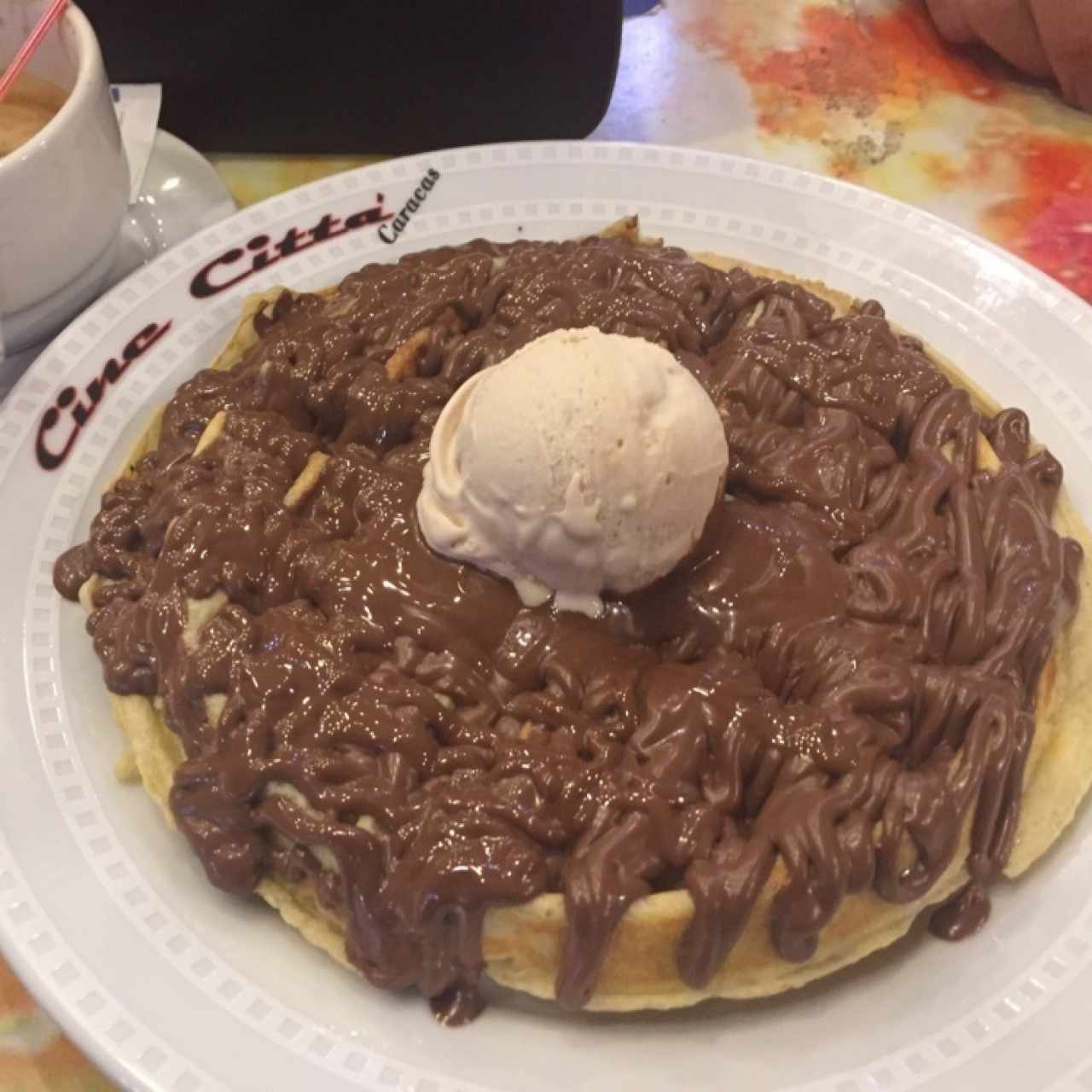 wafle de chocolate y helado de avellana