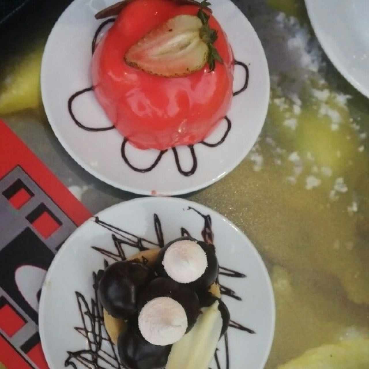 Mousse de Fresa y profiteroles