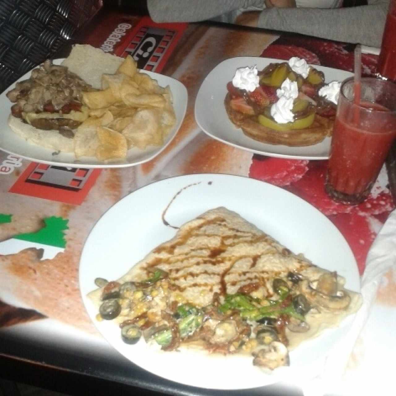 crepe de champiñon con tocineta, wafle de frutas, hamburguesa de champiñon