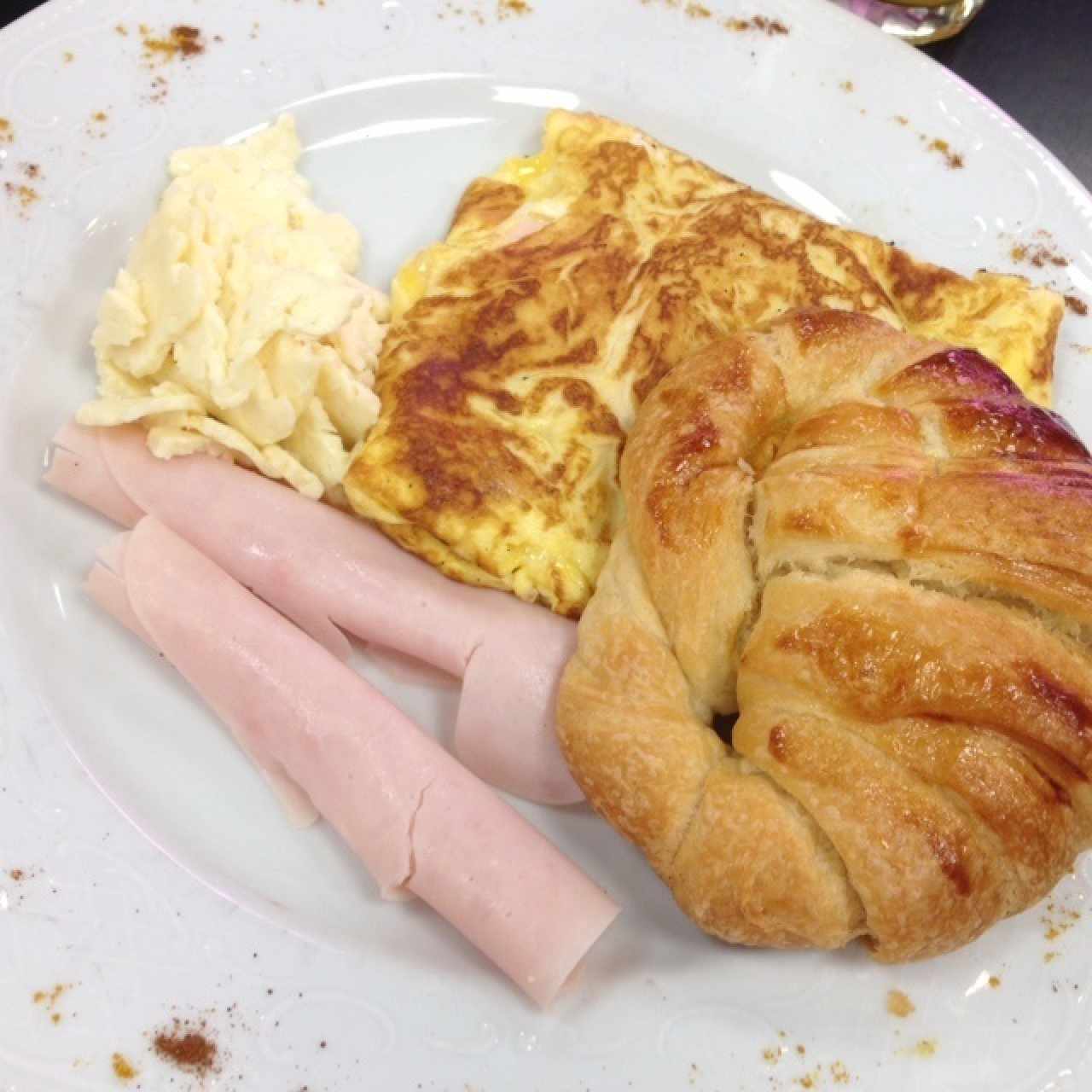 Omelette de Jamon y Queso croissant