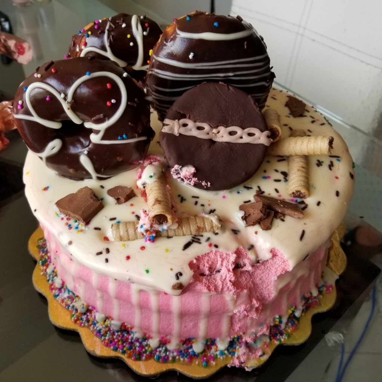 torta de chocolate EXCELENTE (mi gato le metio la pata 🤭) 