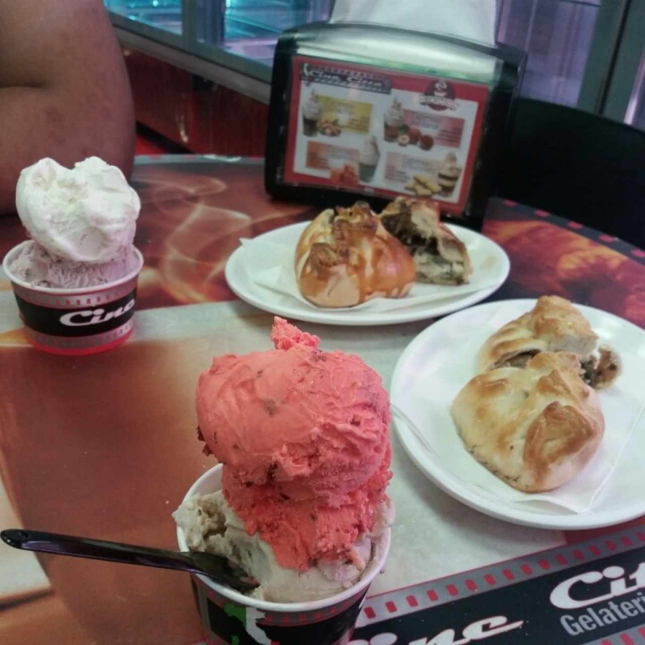 helados y pastelitos de champiñón y queso crema