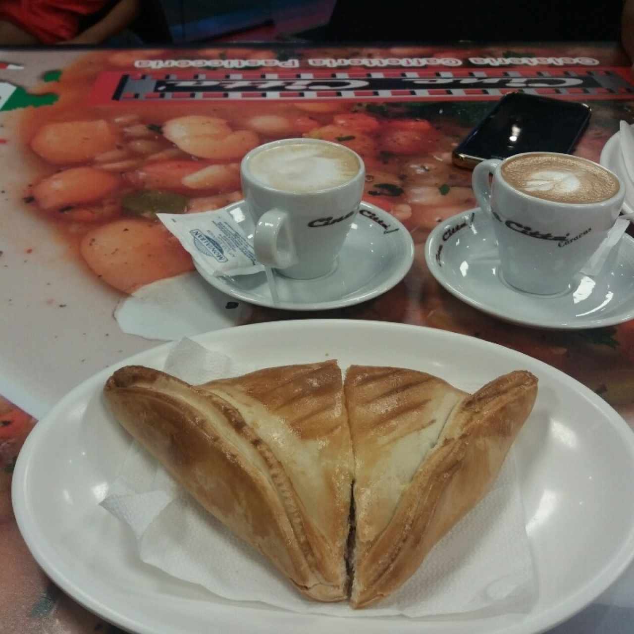 café y pastel de queso crema y tocineta