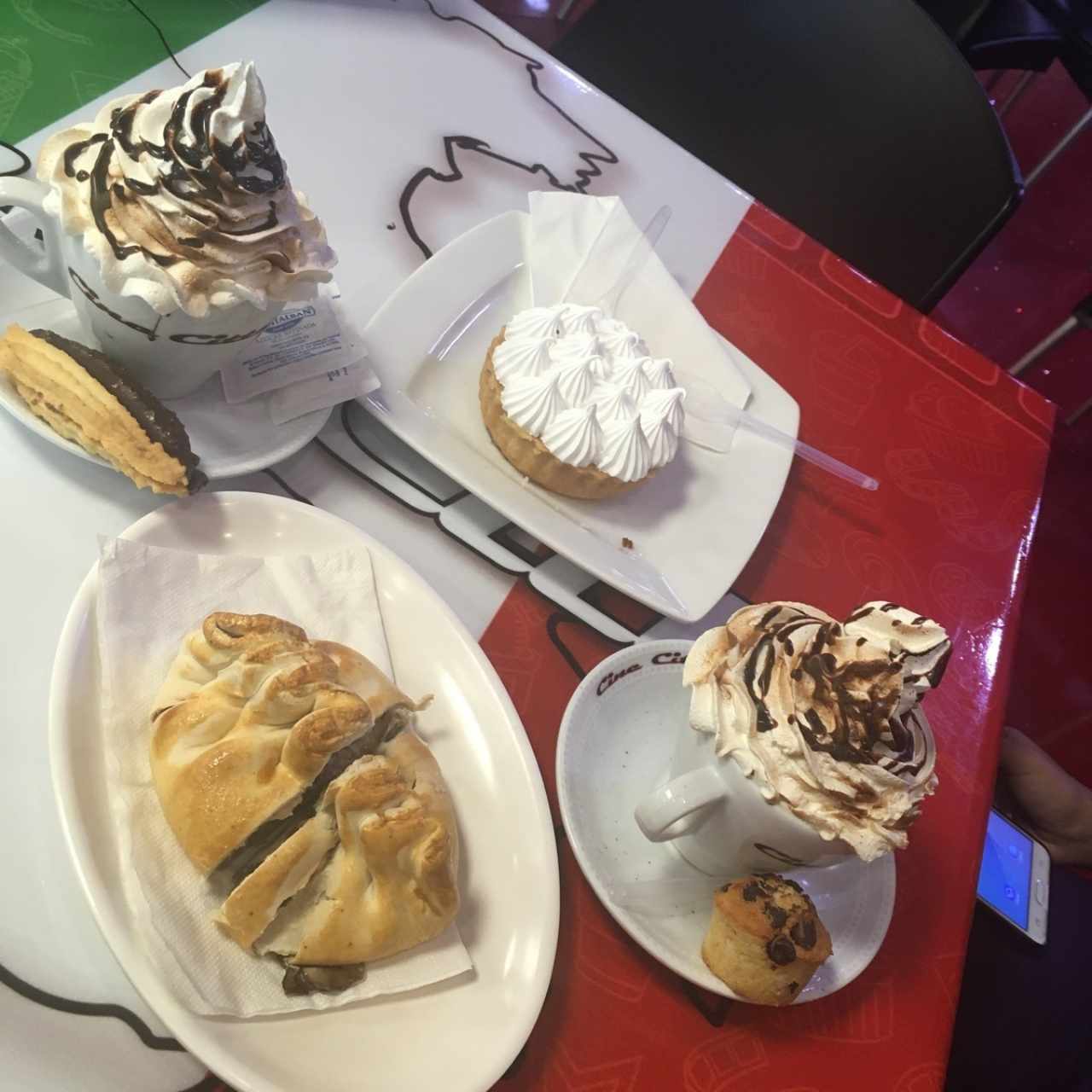 cafe , pastel de champiñones con crema y pie  de parchita 