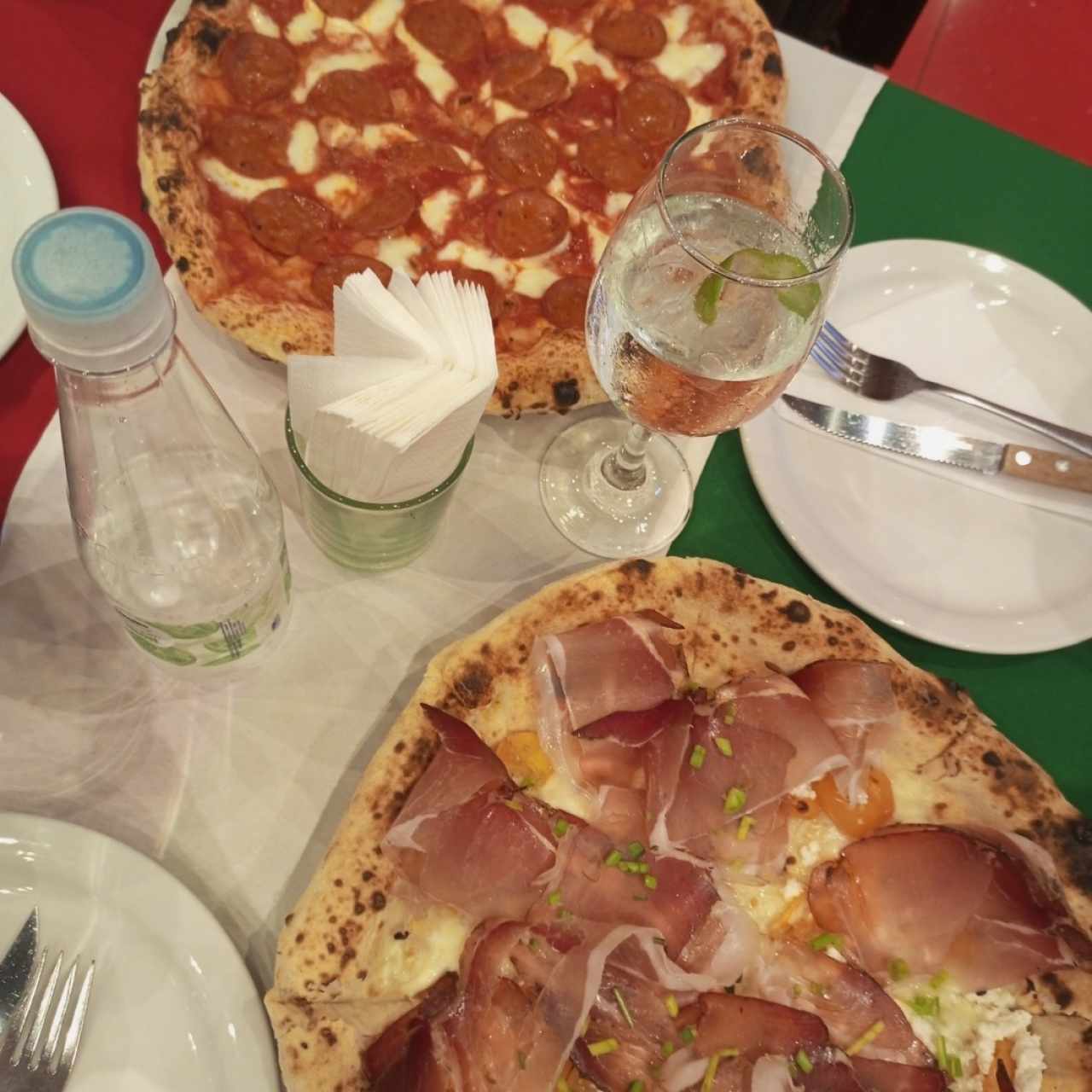 Pizza de Pepperoni y Pizza Solé di Pomodoro 