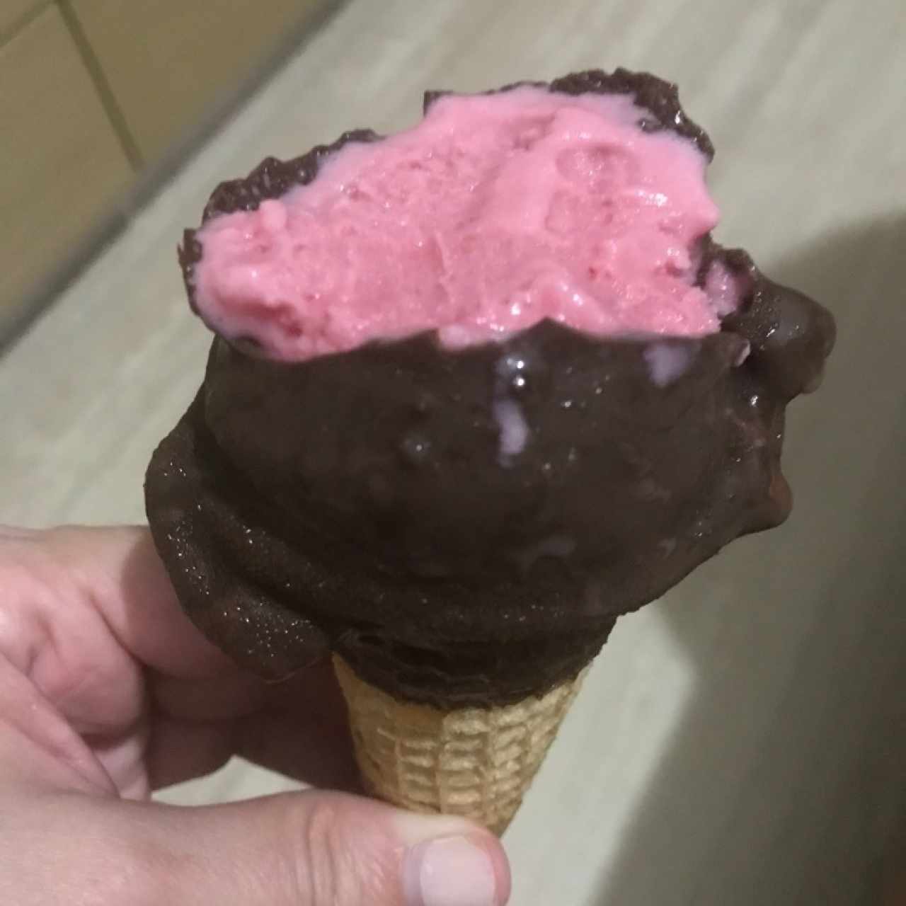 barquilla de fresa con capa de chocolate, excelente!