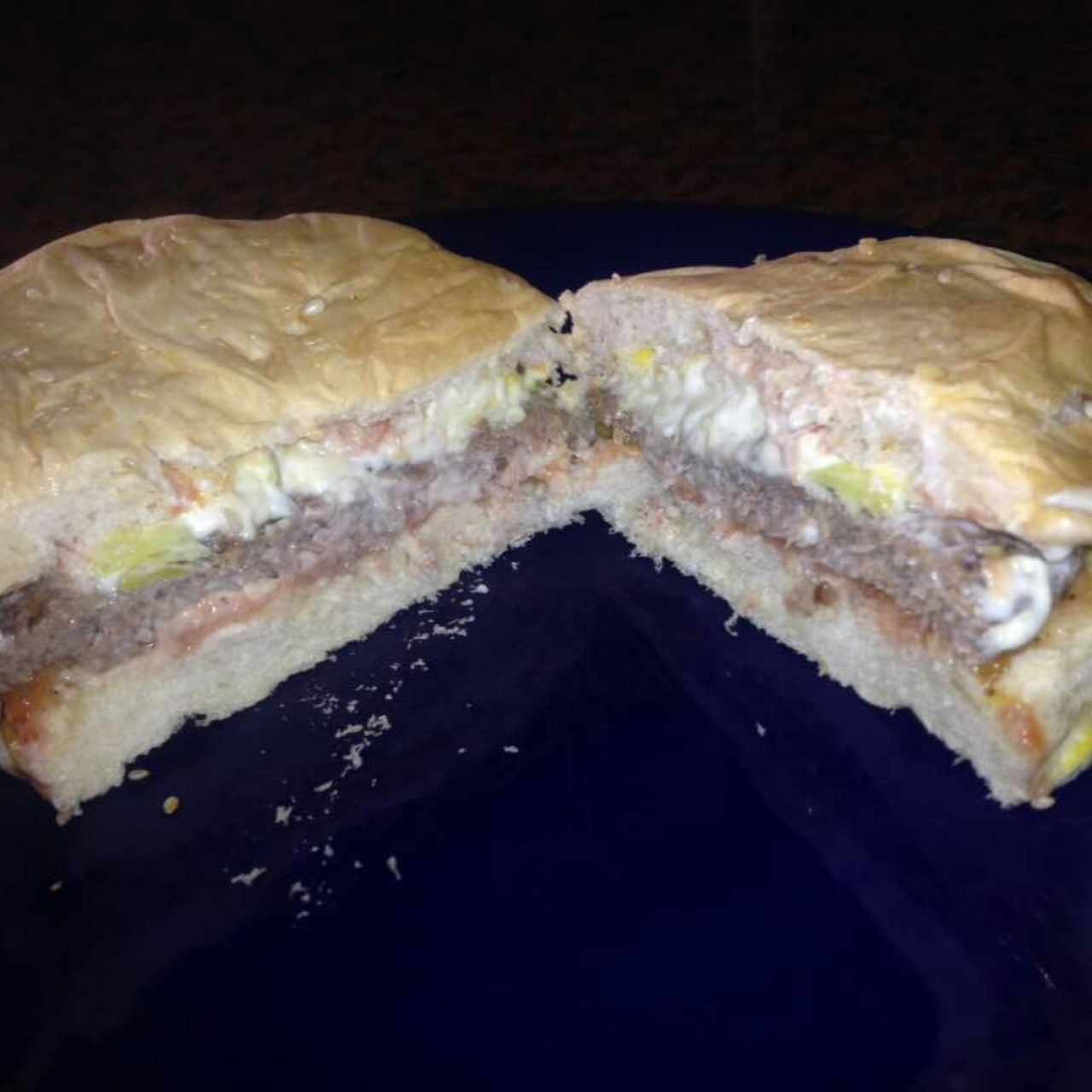 Hamburguesa con su Salsa Alemana, Muy Buena y sencilla, muy parecida a la de siempre, económica, buena sorpresa
