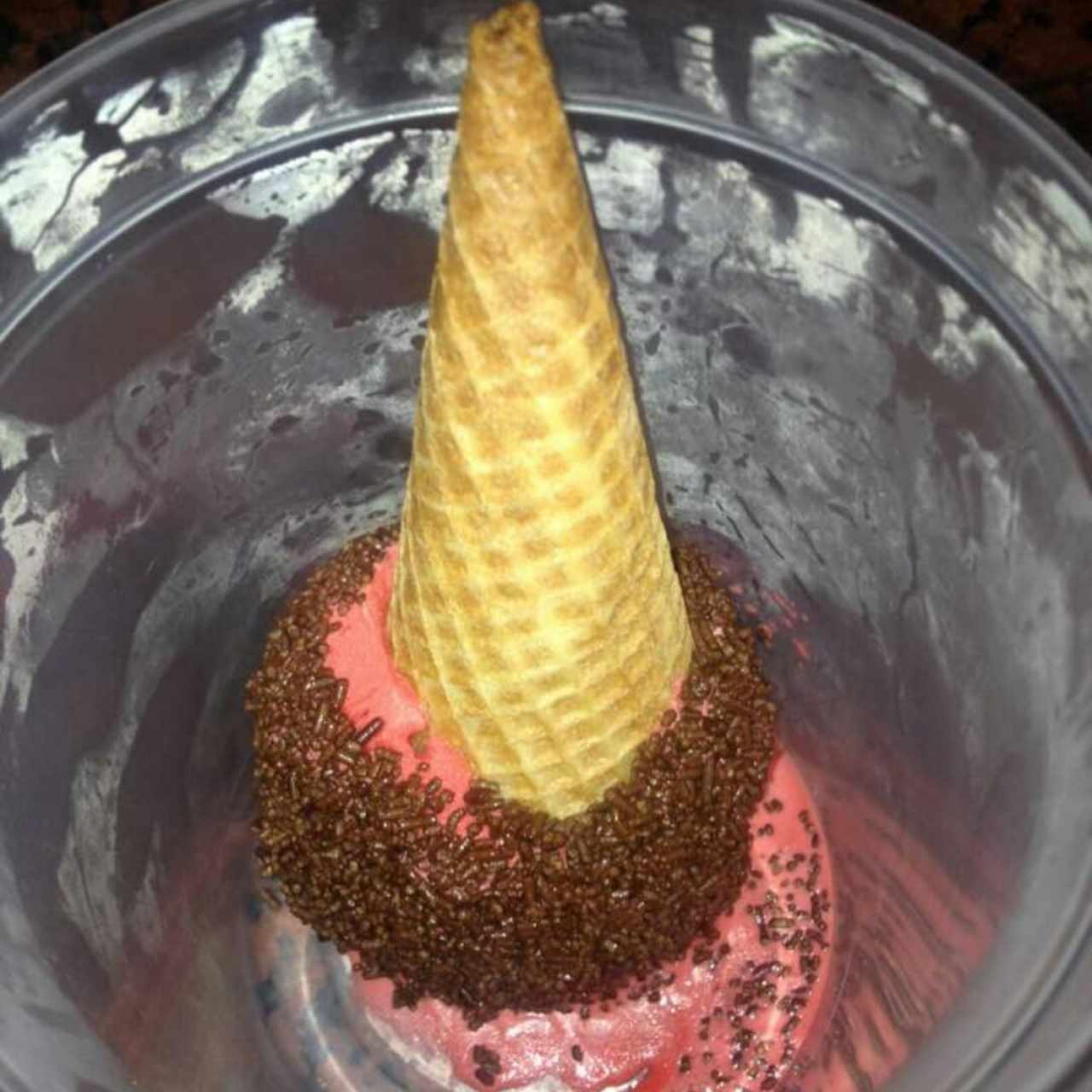Helado de Fresa con Lluvia de Chocolate, Espectacular, esta así porque fue para llevar y así llego perfecto para poner en el congelador y luego comer