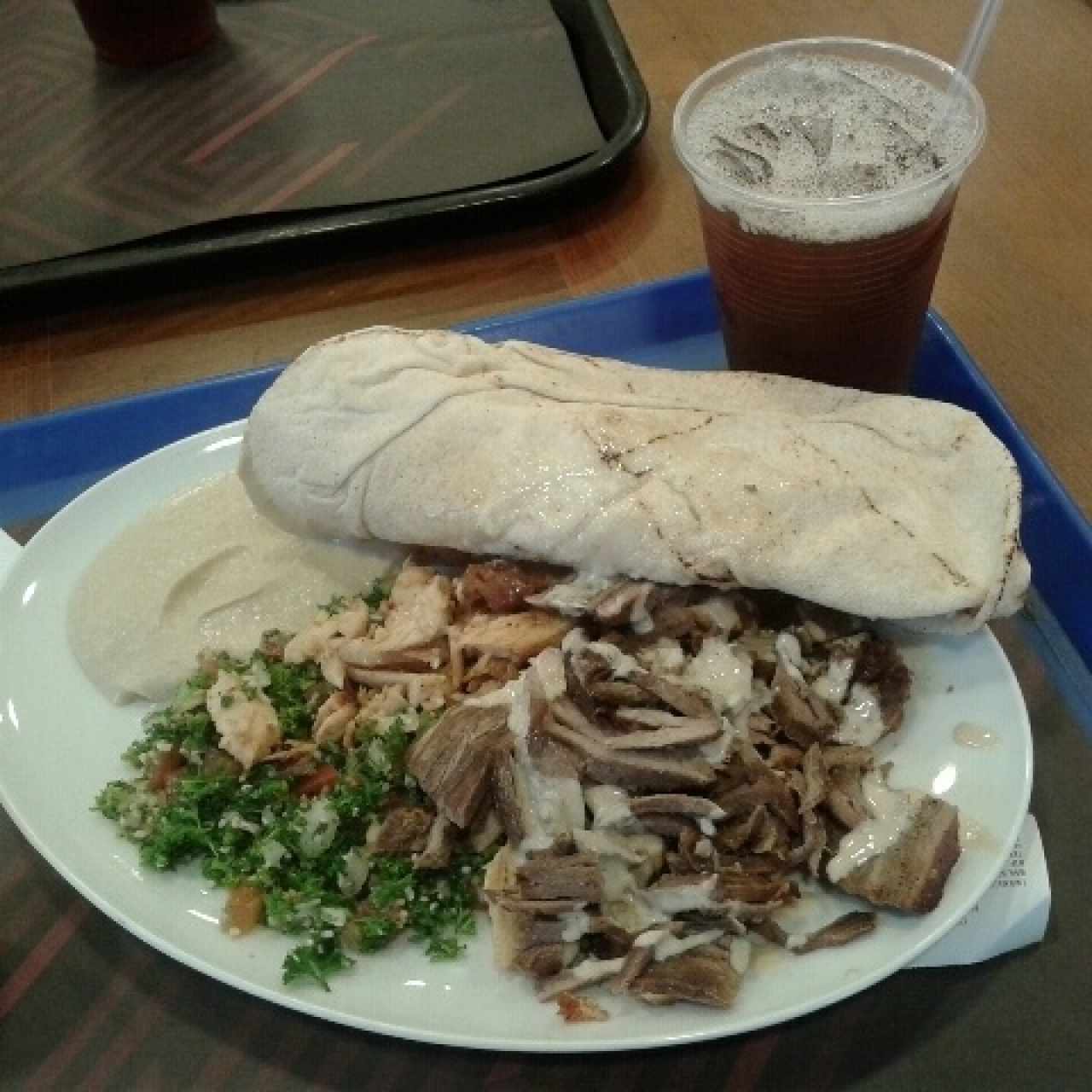 Plato shawarma mixto y nestea...