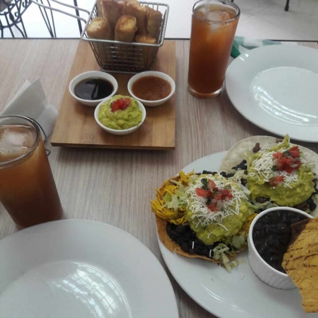 plato de tostadas, fajita y caraotas con especie de dedos de mozarella
