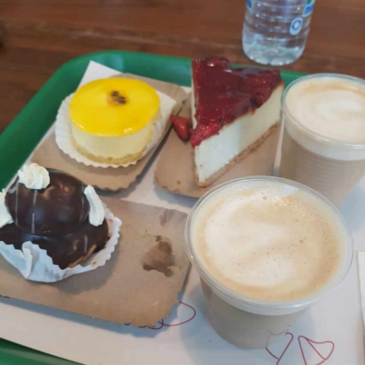 Mousse de parchita (el mejor), profiterol y cheesecake de fresa y café con leche 