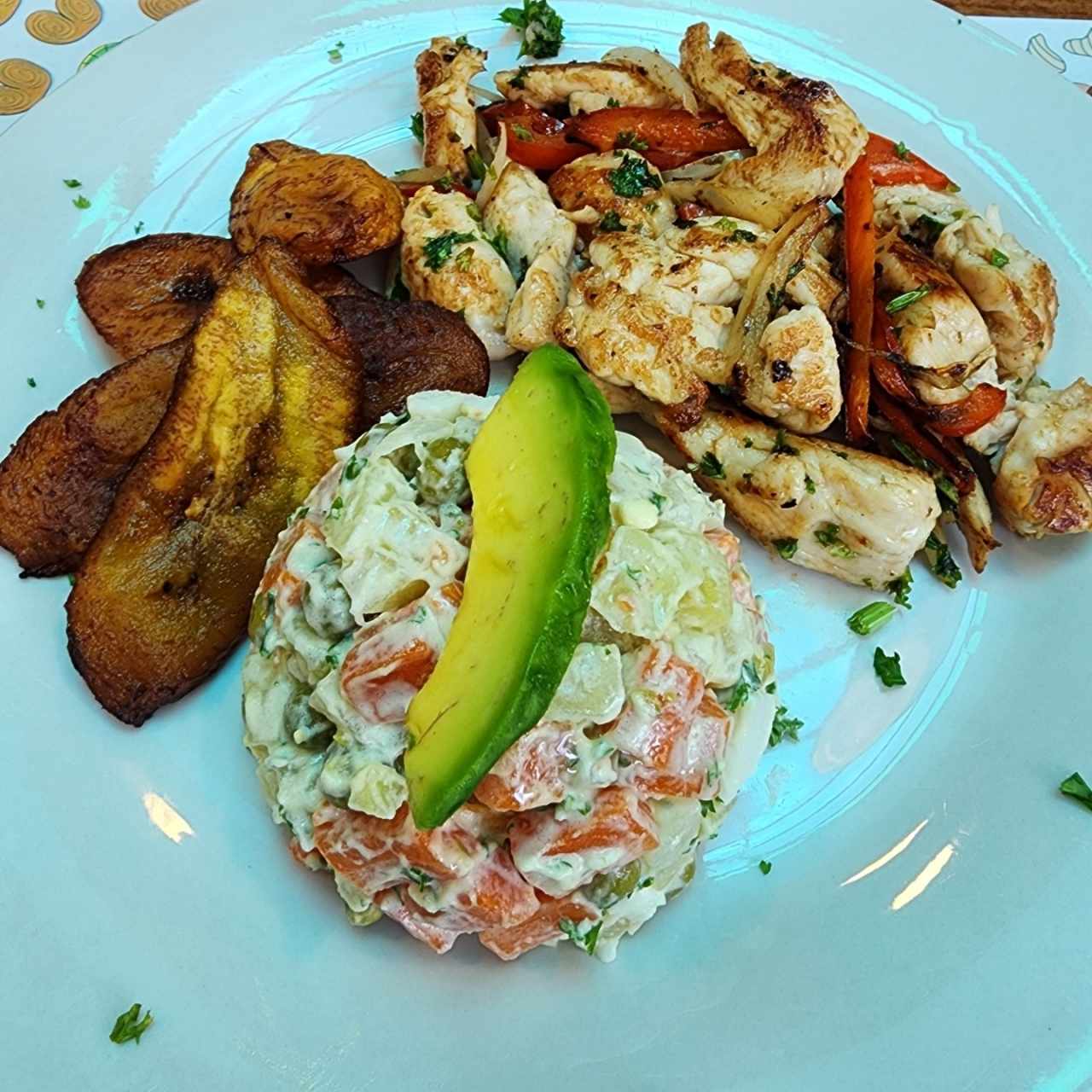 Almuerzo parrilla de pollo + 2 contornos 