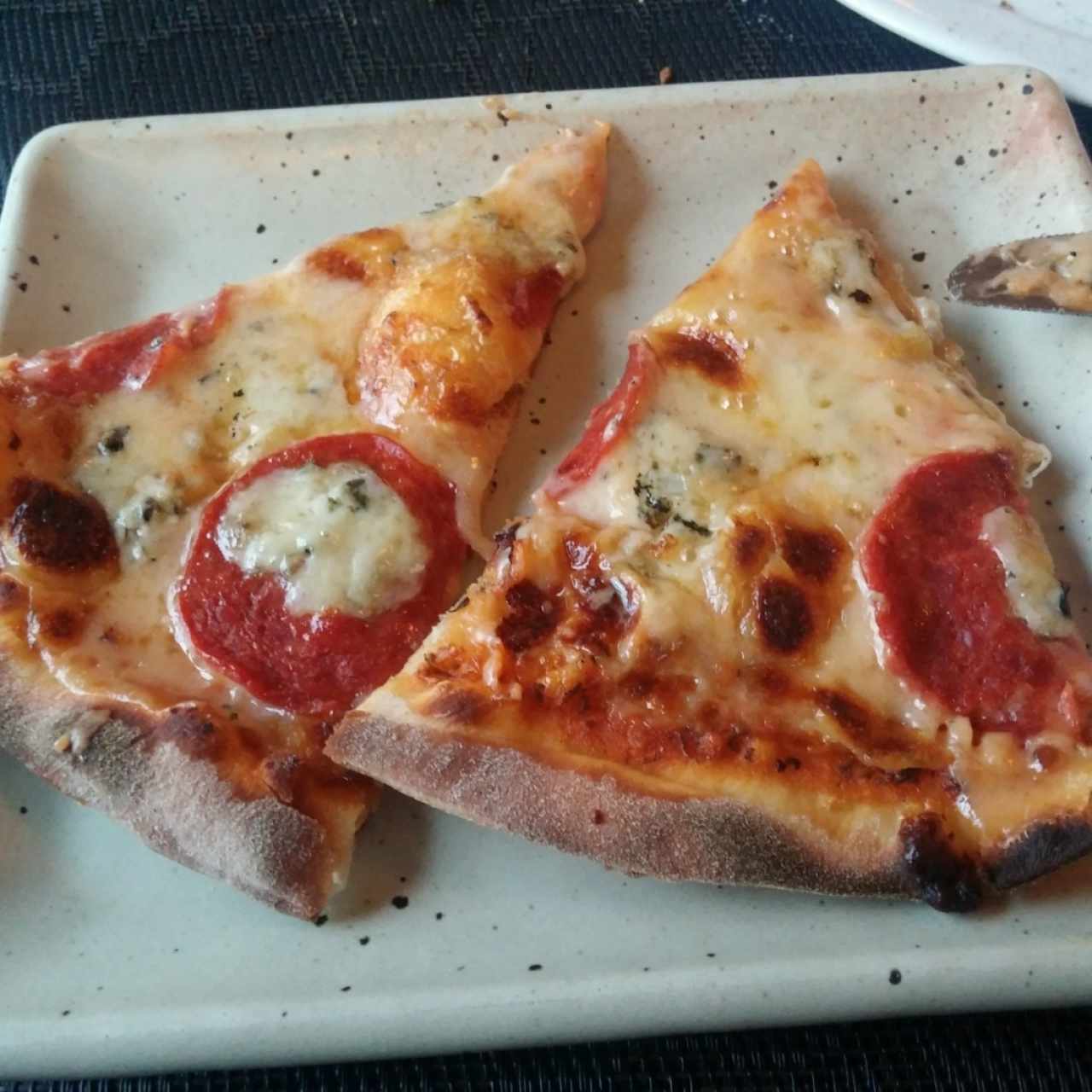 Pizza pepperoni roquefort