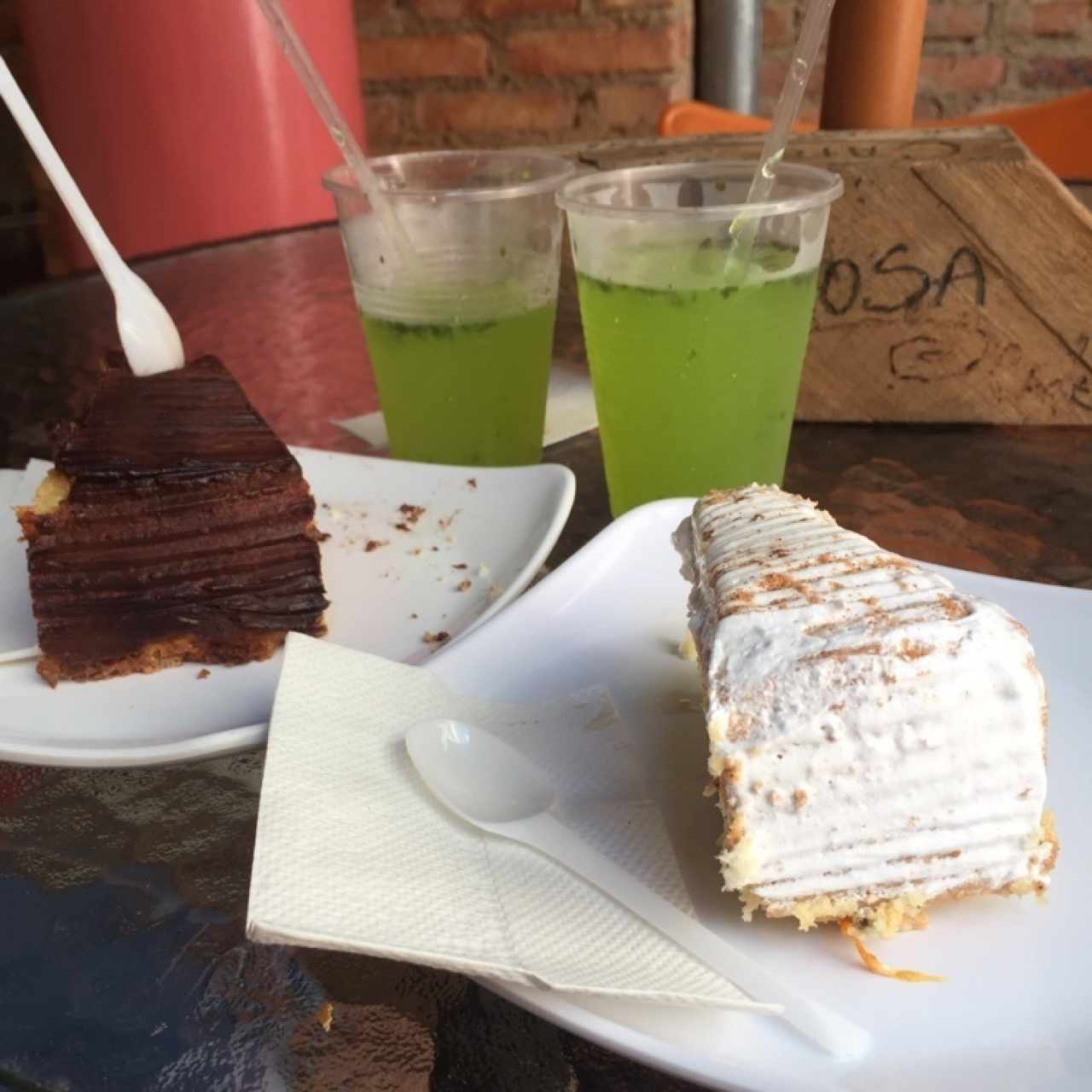 Torta de chocolate y cafe + Tres leches + Limonada con hierba buena