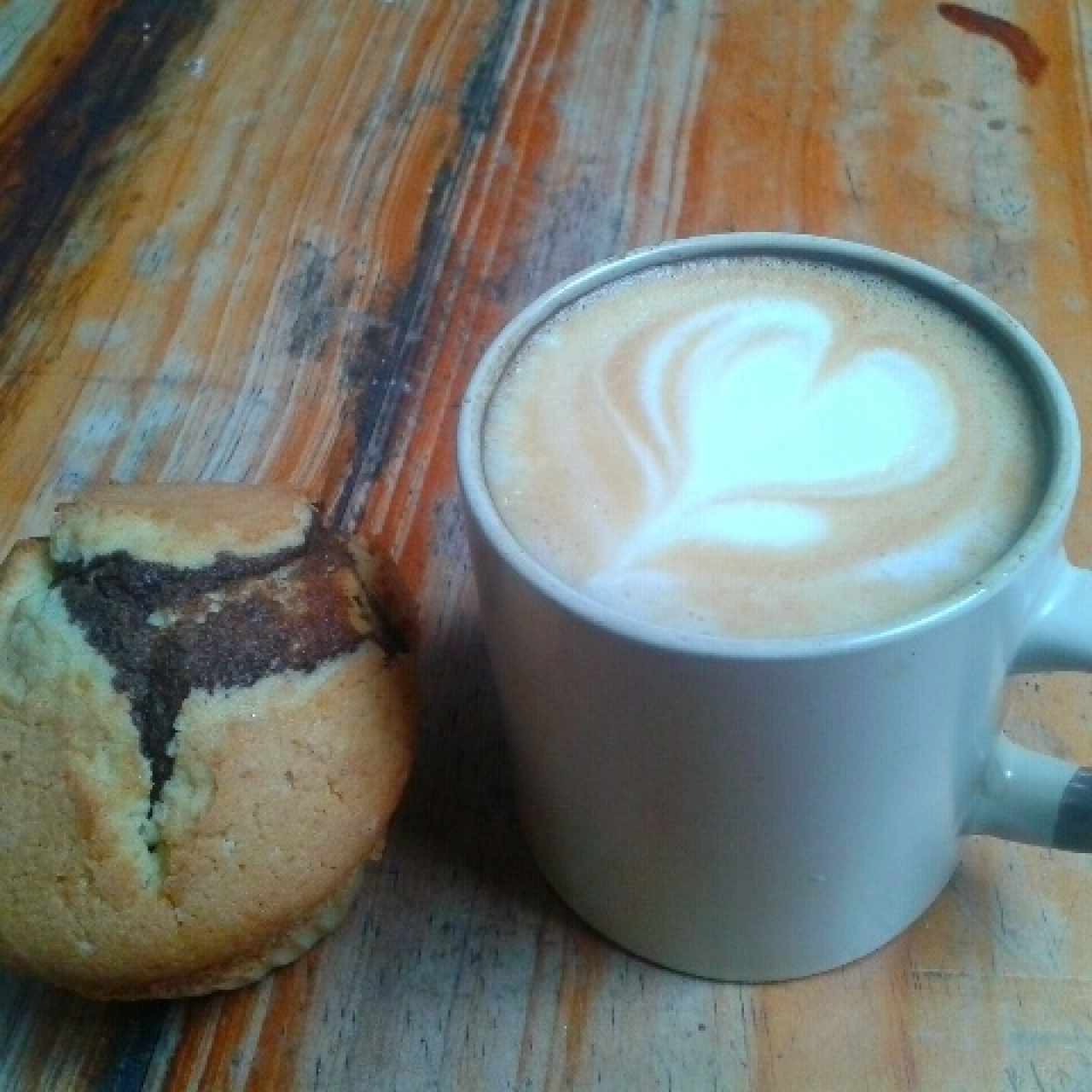 Capuccino y ponqué marmoleado