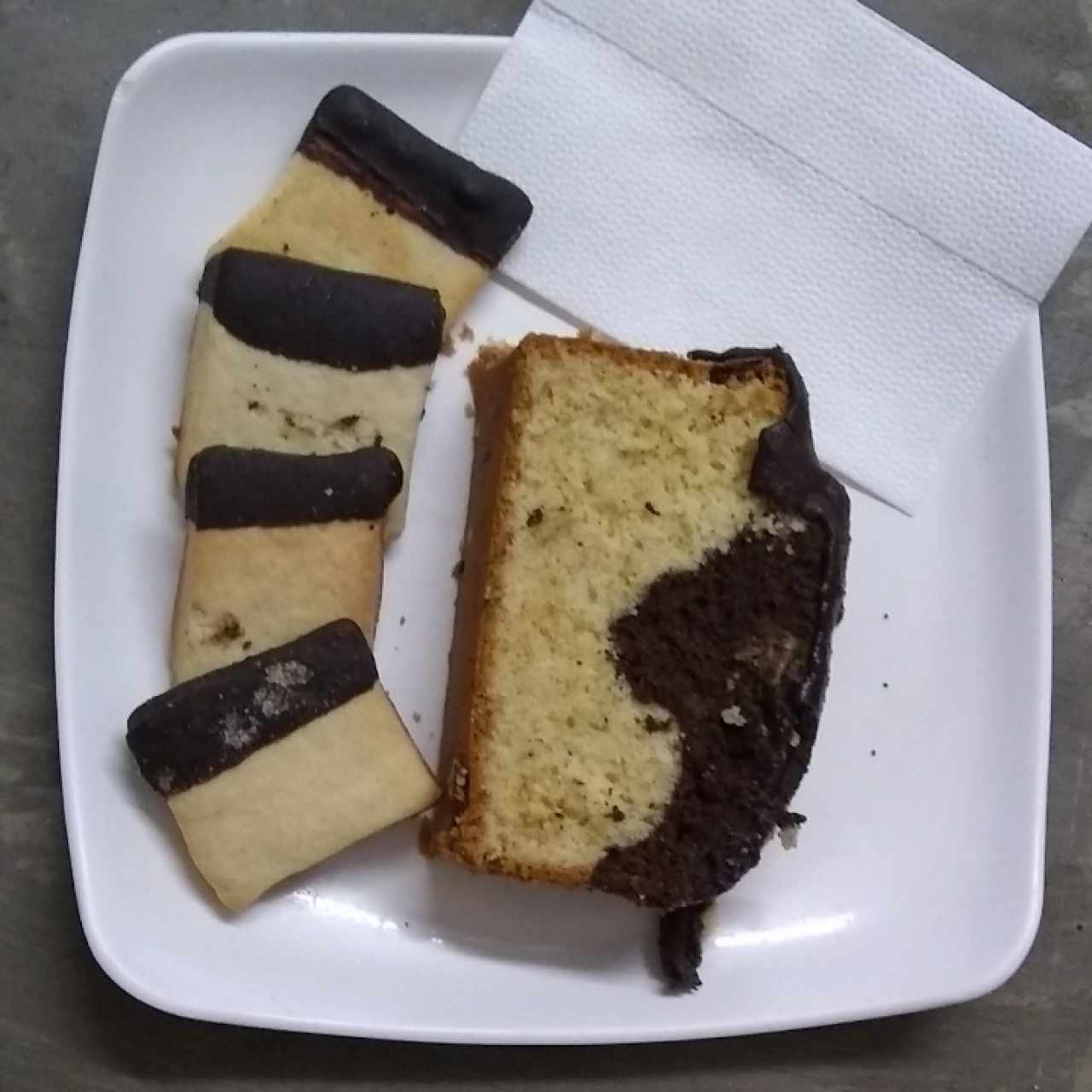 torta marmoleada y galletas choco naranja