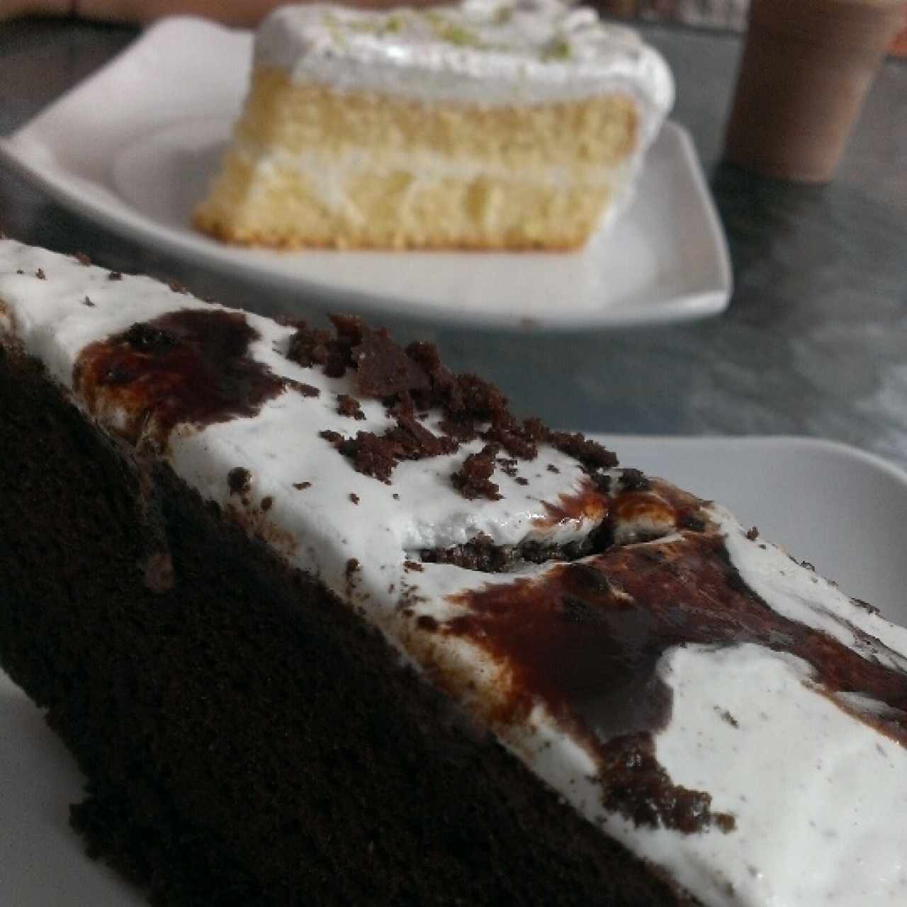 torta de limón y negro en camisa.