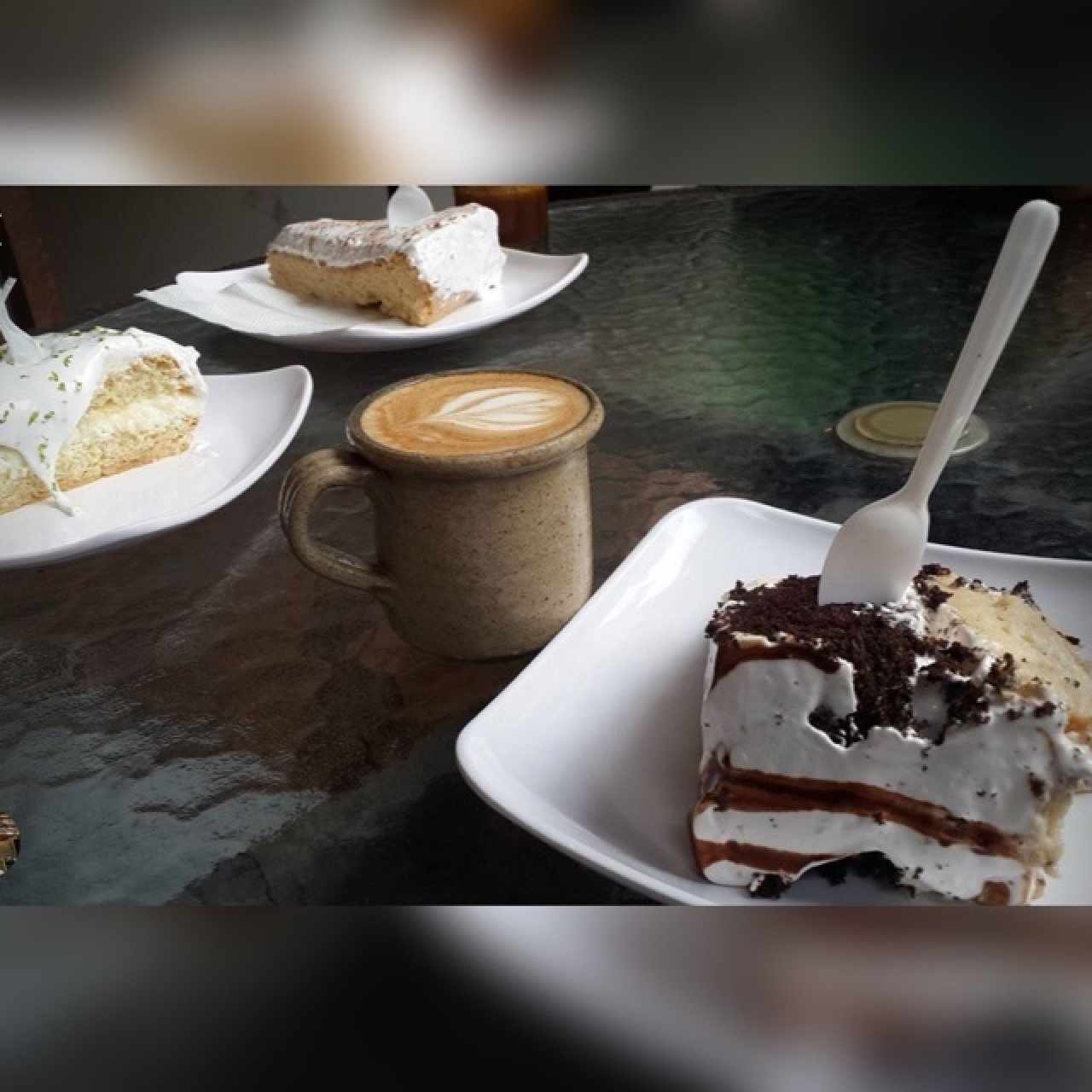 torta de limón, bienmesabe y marquesa de chocolate con café