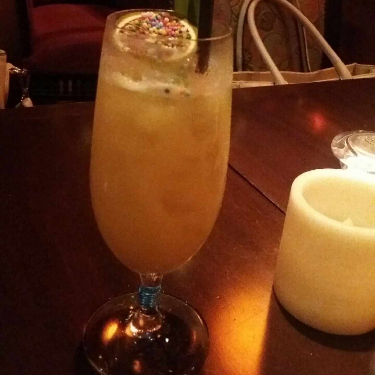 trago con diferentes tipos de ron y parchita