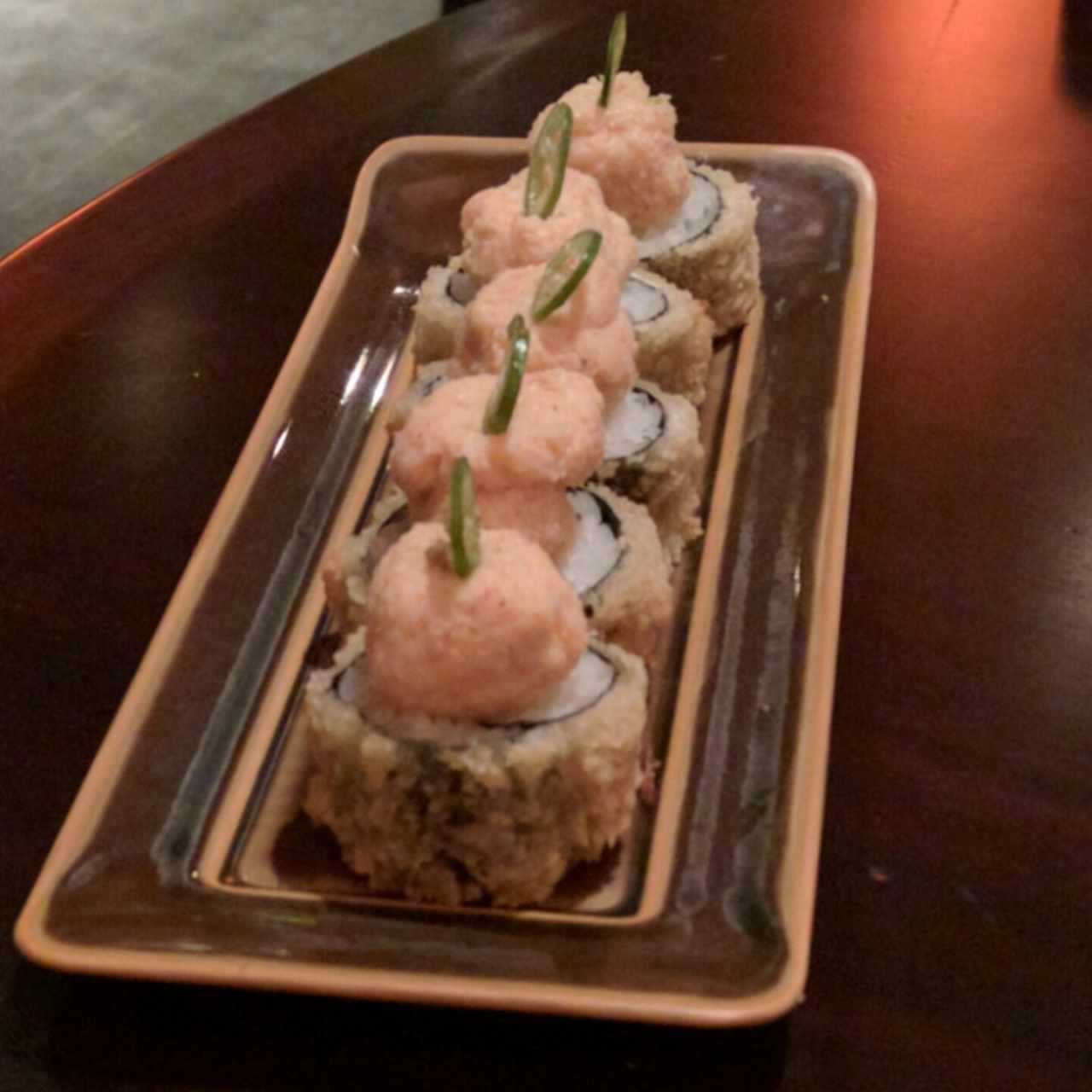 Roll crunch de salmón con jalapeño