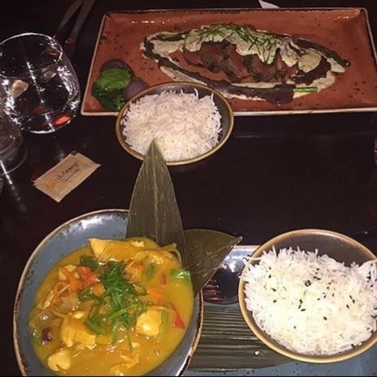 pollo al curry con arroz basmati y lomito en salsa bearnessa