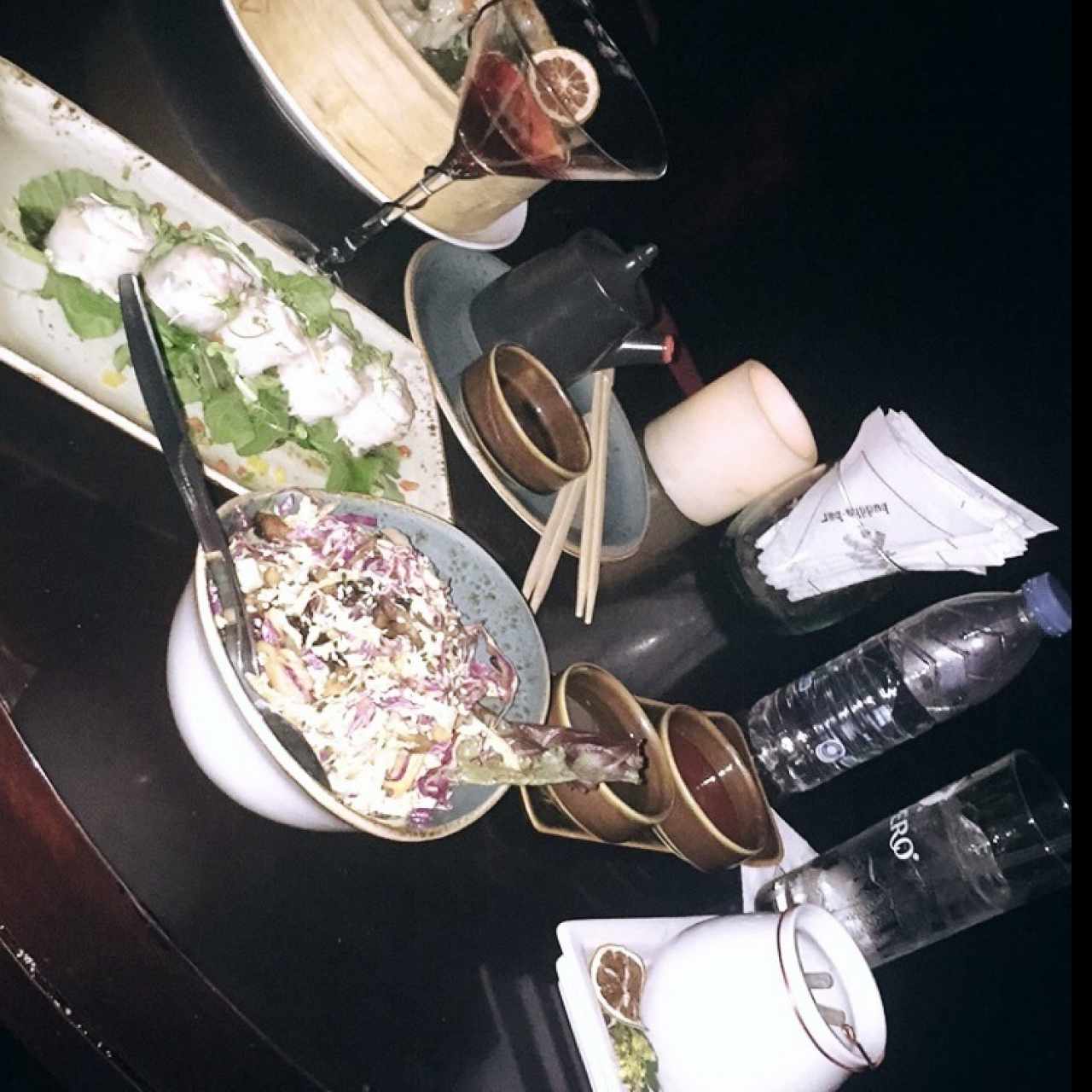 Ensalada de pollo y sushi de langostinos