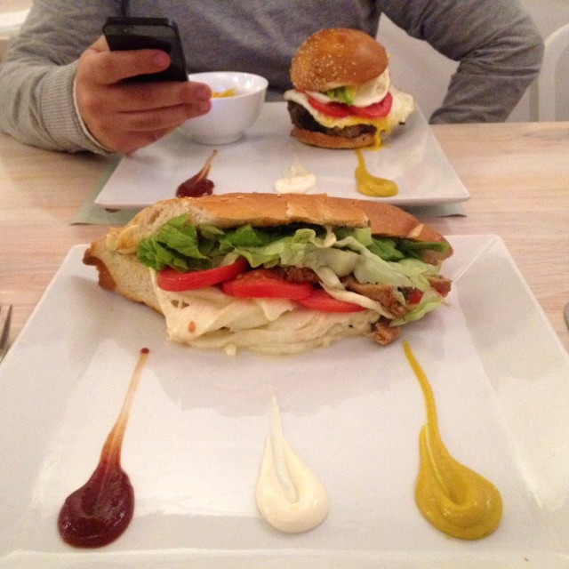 Sandwich de pernil y Hamburguesa
