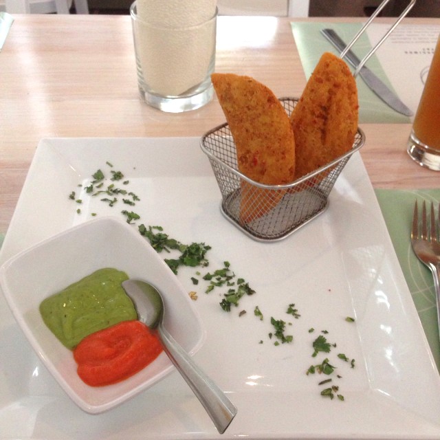 Empanadas masa de chicharron y cazon de relleno