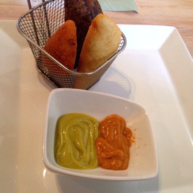 Empanadas de masa de caraota, chicharron y tradicional