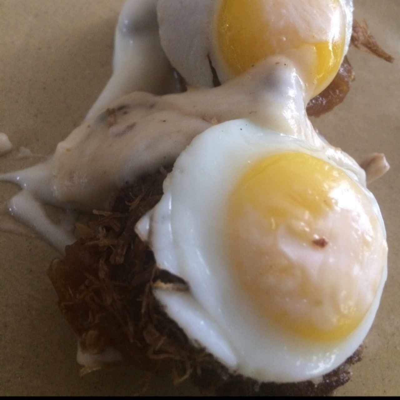 Lomito con huevo y espuma pure papas